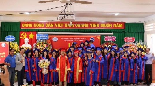 TRƯỜNG TRUNG CẤP AN GIANG 1 TỔ CHỨC LỄ TRAO BẰNG TỐT NGHIỆP TRUNG CẤP KHÓA 12, NIÊN KHÓA 2023 - 2025