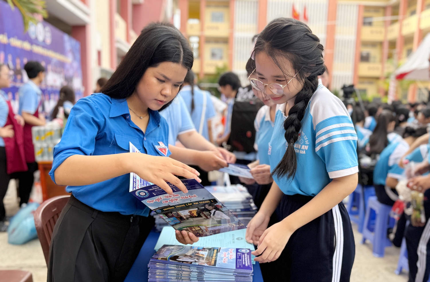Hơn 1.800 học sinh tham gia Ngày hội Tư vấn tuyển sinh và hướng nghiệp